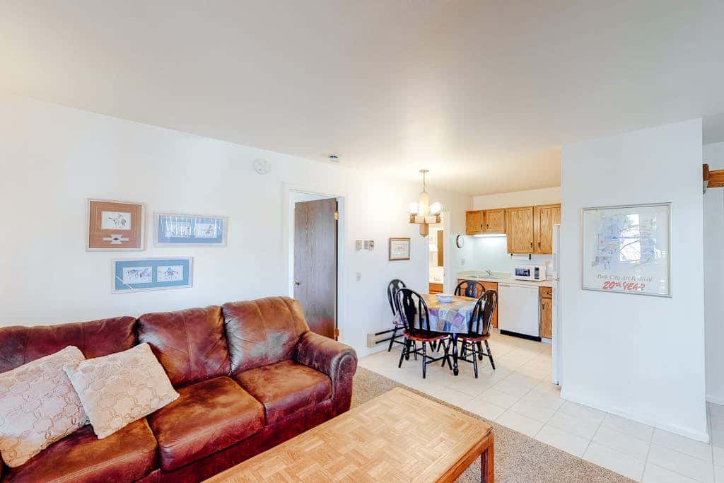 Cozy condo with  fireplace, clubhouse access, free Wifi & shared Pool & Hot Tub