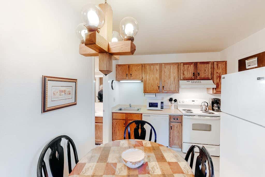 Cozy condo with  fireplace, clubhouse access, free Wifi & shared Pool & Hot Tub