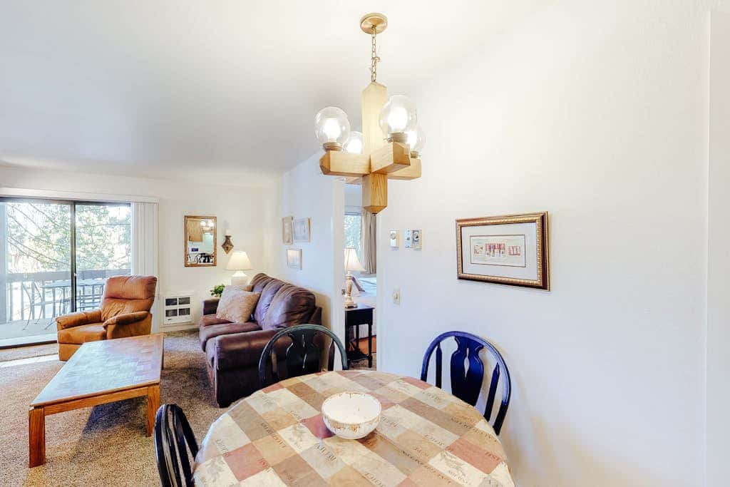 Cozy condo with  fireplace, clubhouse access, free Wifi & shared Pool & Hot Tub