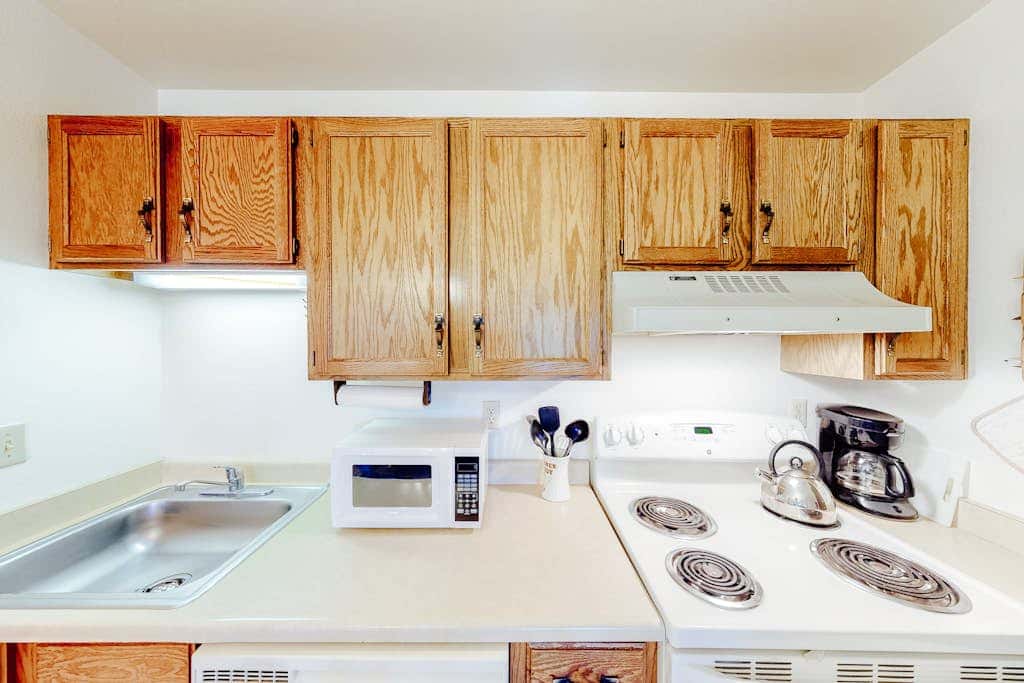 Cozy condo with  fireplace, clubhouse access, free Wifi & shared Pool & Hot Tub
