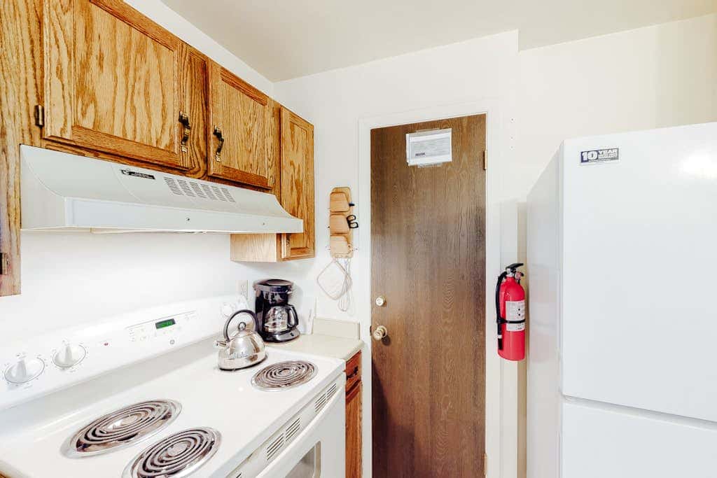 Cozy condo with  fireplace, clubhouse access, free Wifi & shared Pool & Hot Tub