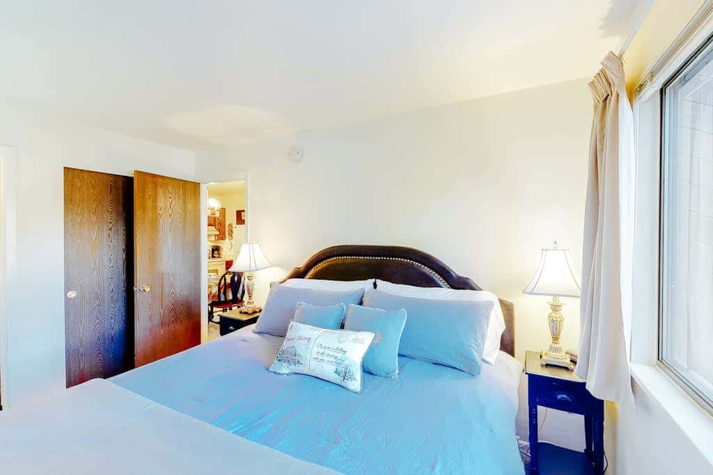 Cozy condo with  fireplace, clubhouse access, free Wifi & shared Pool & Hot Tub