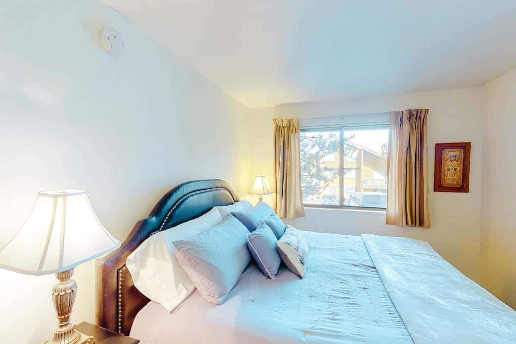 Cozy condo with  fireplace, clubhouse access, free Wifi & shared Pool & Hot Tub