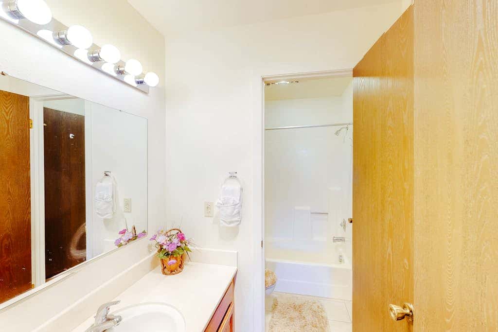 Cozy condo with  fireplace, clubhouse access, free Wifi & shared Pool & Hot Tub