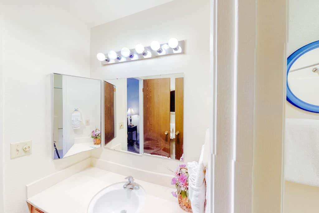 Cozy condo with  fireplace, clubhouse access, free Wifi & shared Pool & Hot Tub