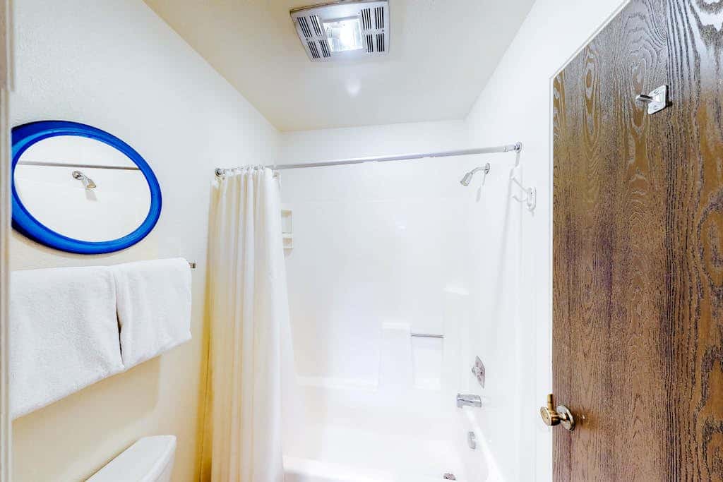 Cozy condo with  fireplace, clubhouse access, free Wifi & shared Pool & Hot Tub