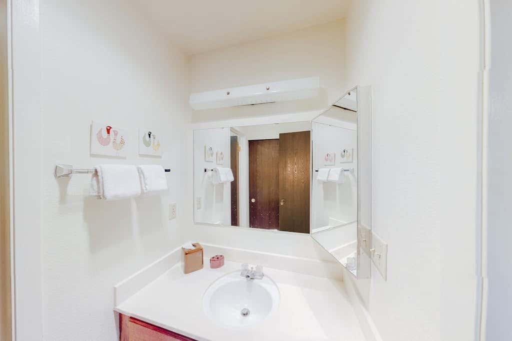 Cozy condo with  fireplace, clubhouse access, free Wifi & shared Pool & Hot Tub