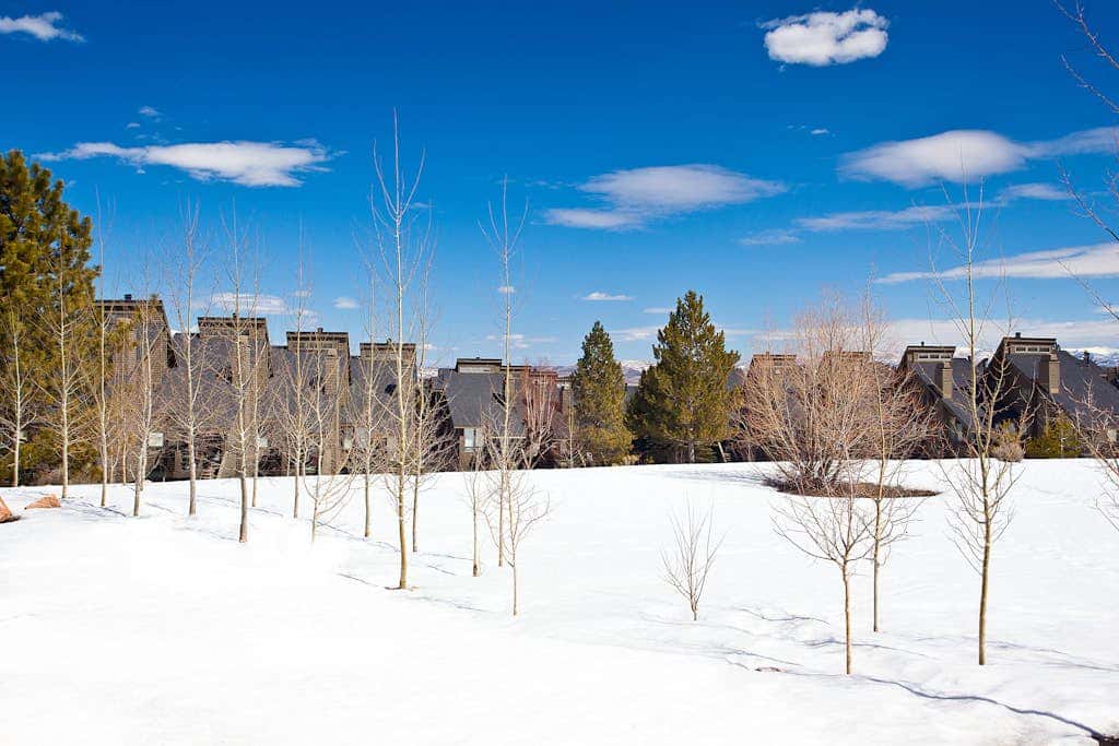 Cozy condo with  fireplace, clubhouse access, free Wifi & shared Pool & Hot Tub