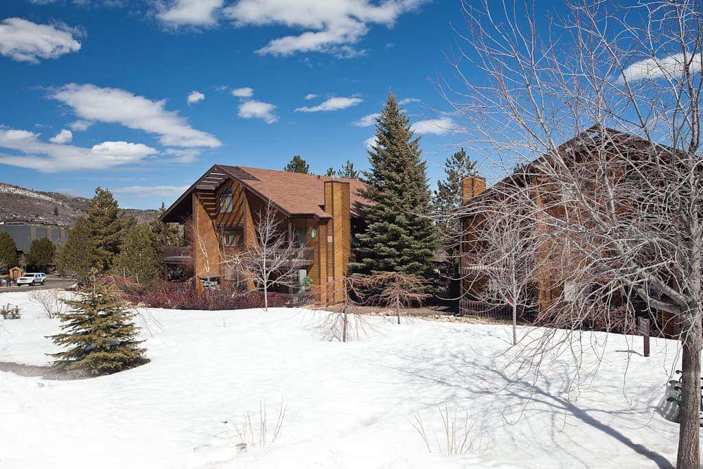 Cozy condo with  fireplace, clubhouse access, free Wifi & shared Pool & Hot Tub