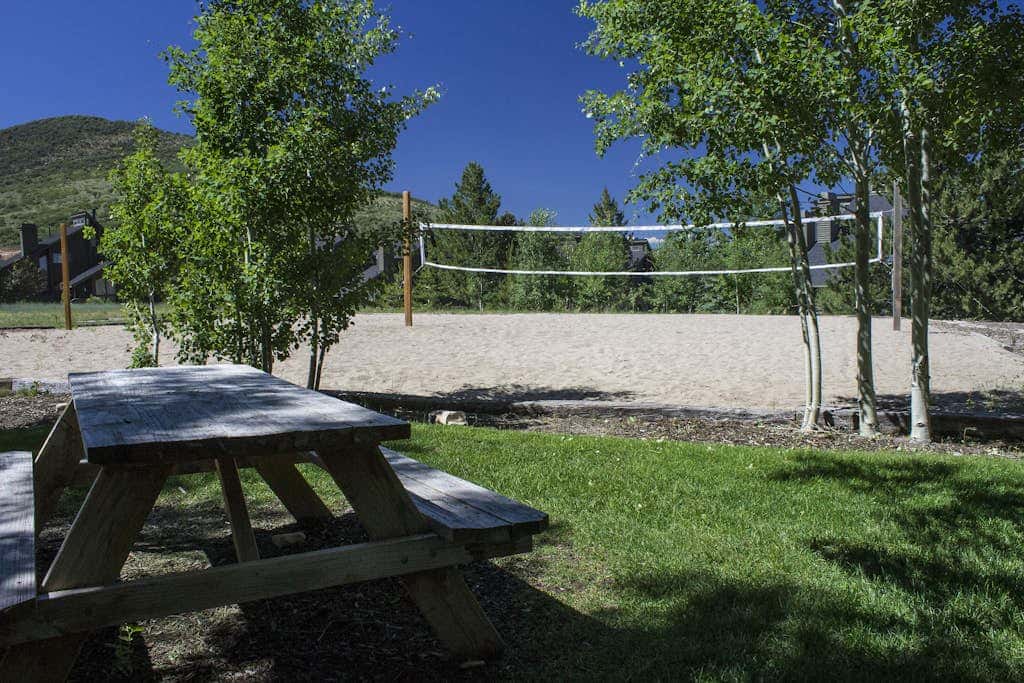 Cozy condo with  fireplace, clubhouse access, free Wifi & shared Pool & Hot Tub