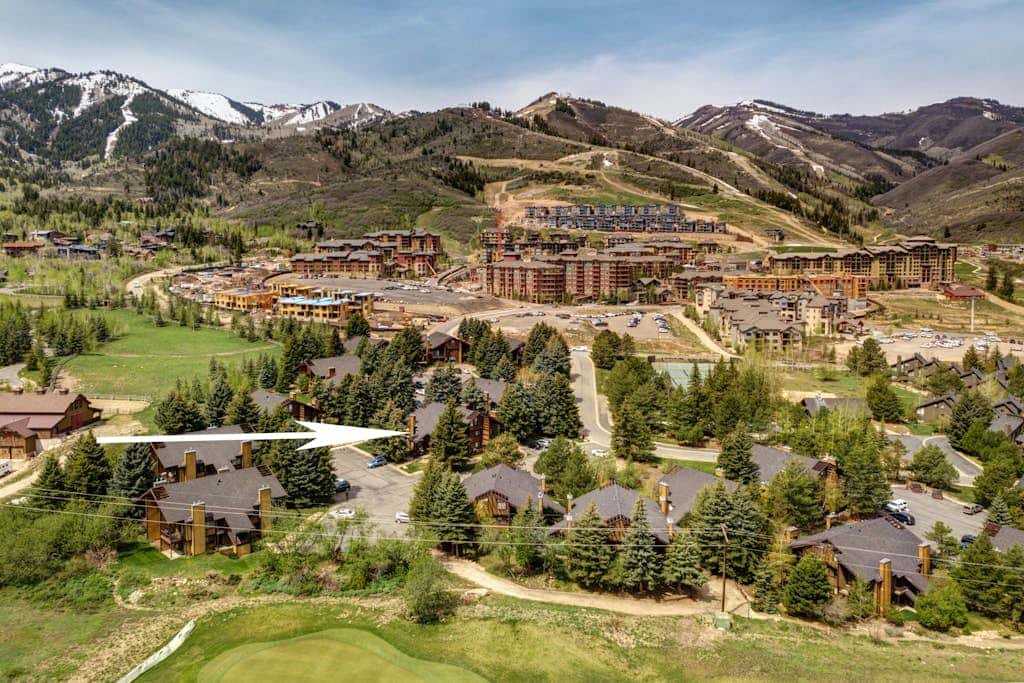 Cozy condo with  fireplace, clubhouse access, free Wifi & shared Pool & Hot Tub