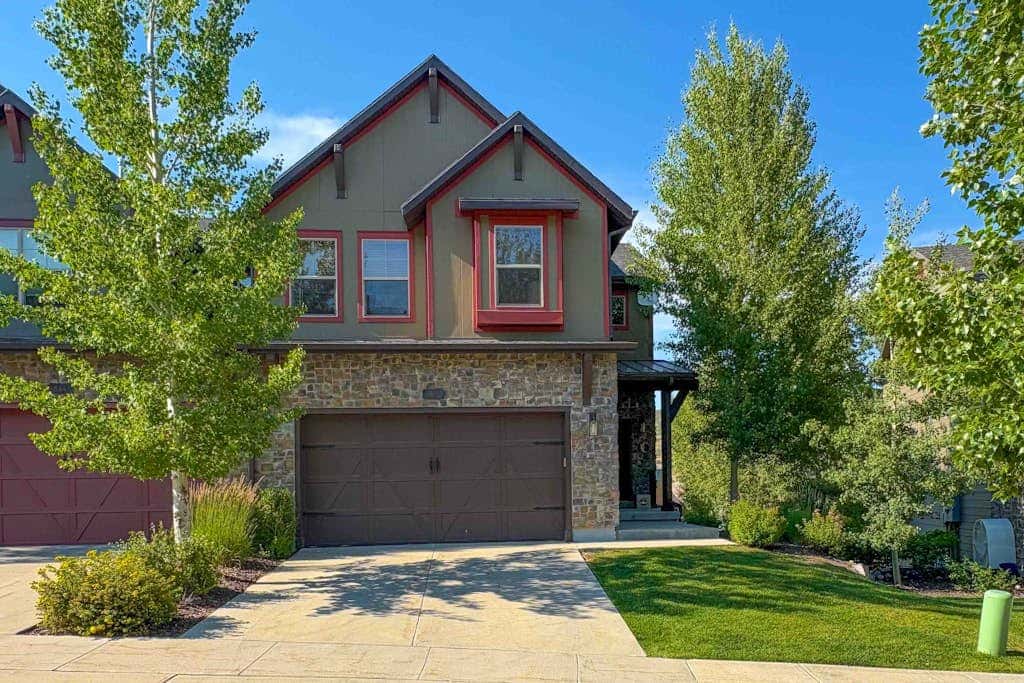Spacious townhome with pool, private hot tub & clubhouse - Dog Friendly