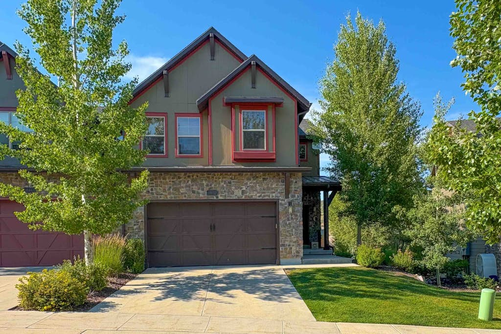 Spacious townhome with pool, private hot tub & clubhouse - Dog Friendly