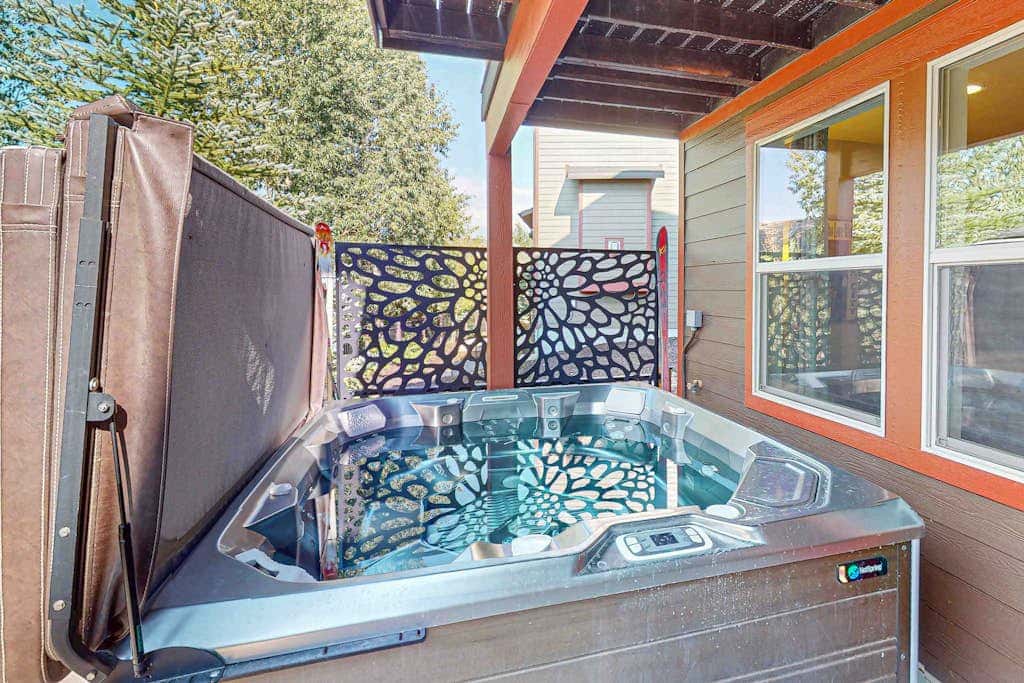 Spacious townhome with pool, private hot tub & clubhouse - Dog Friendly