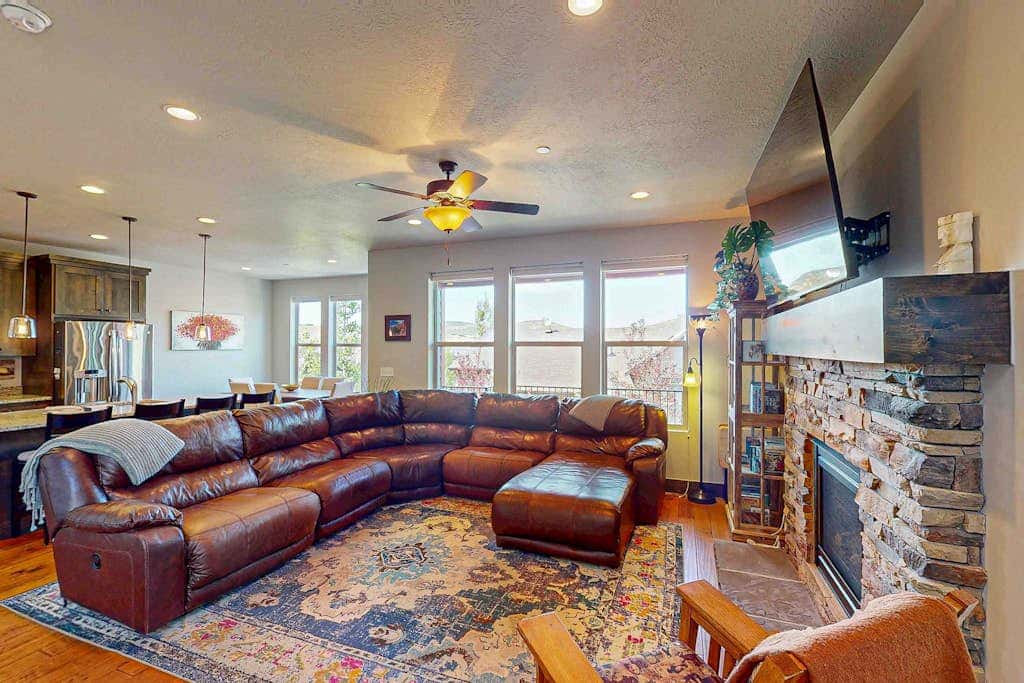 Spacious townhome with pool, private hot tub & clubhouse - Dog Friendly