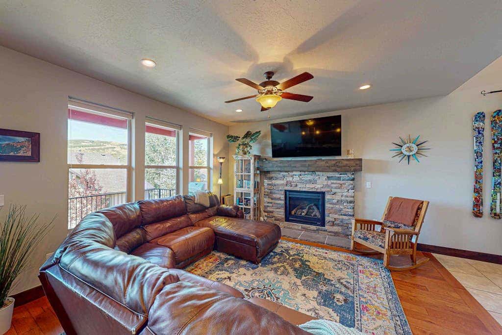 Spacious townhome with pool, private hot tub & clubhouse - Dog Friendly
