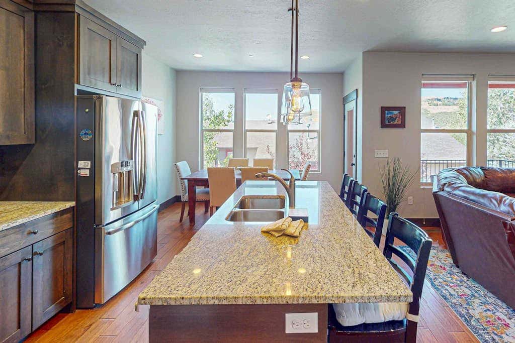 Spacious townhome with pool, private hot tub & clubhouse - Dog Friendly
