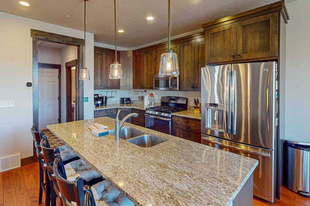 Spacious townhome with pool, private hot tub & clubhouse - Dog Friendly