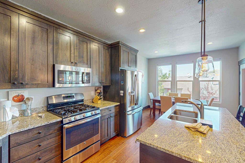 Spacious townhome with pool, private hot tub & clubhouse - Dog Friendly