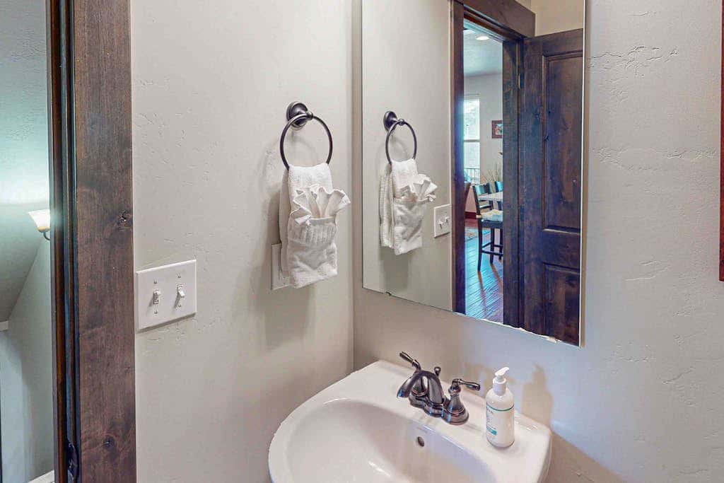 Spacious townhome with pool, private hot tub & clubhouse - Dog Friendly