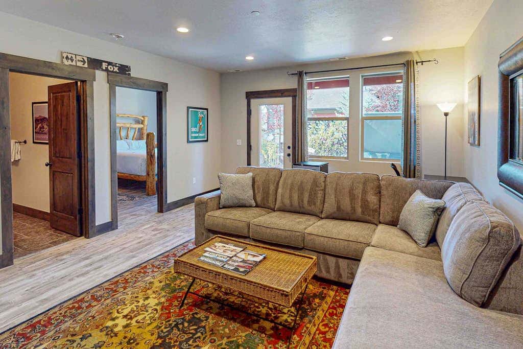 Spacious townhome with pool, private hot tub & clubhouse - Dog Friendly