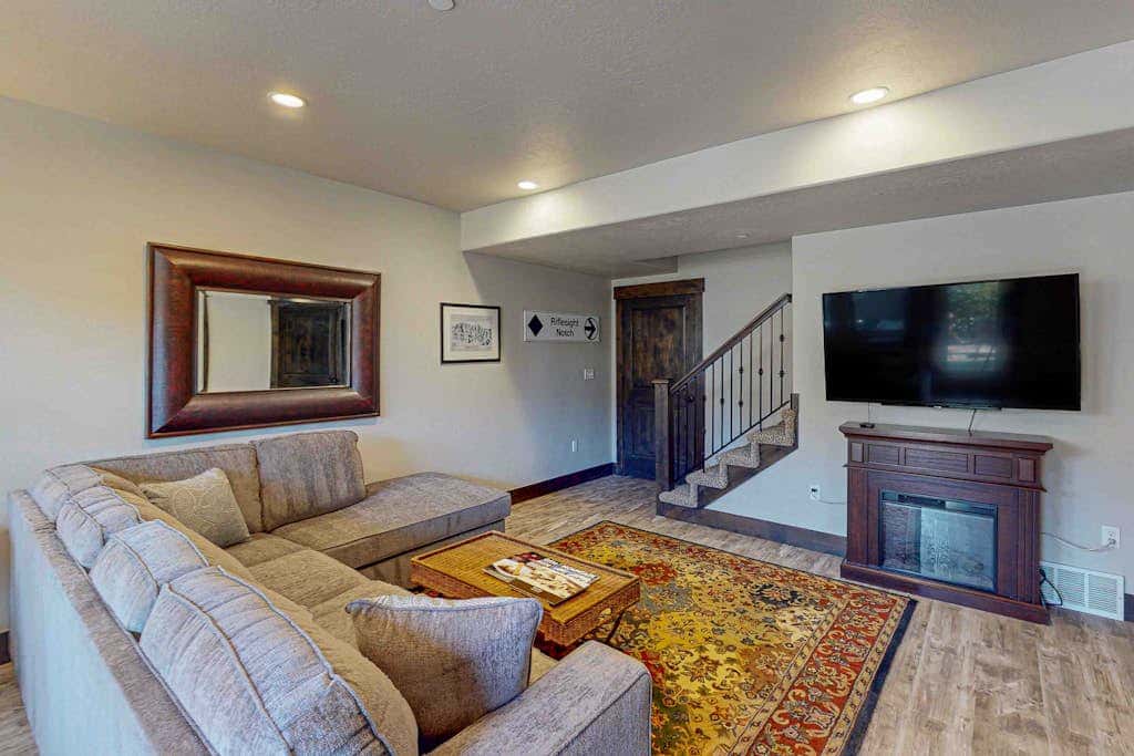 Spacious townhome with pool, private hot tub & clubhouse - Dog Friendly