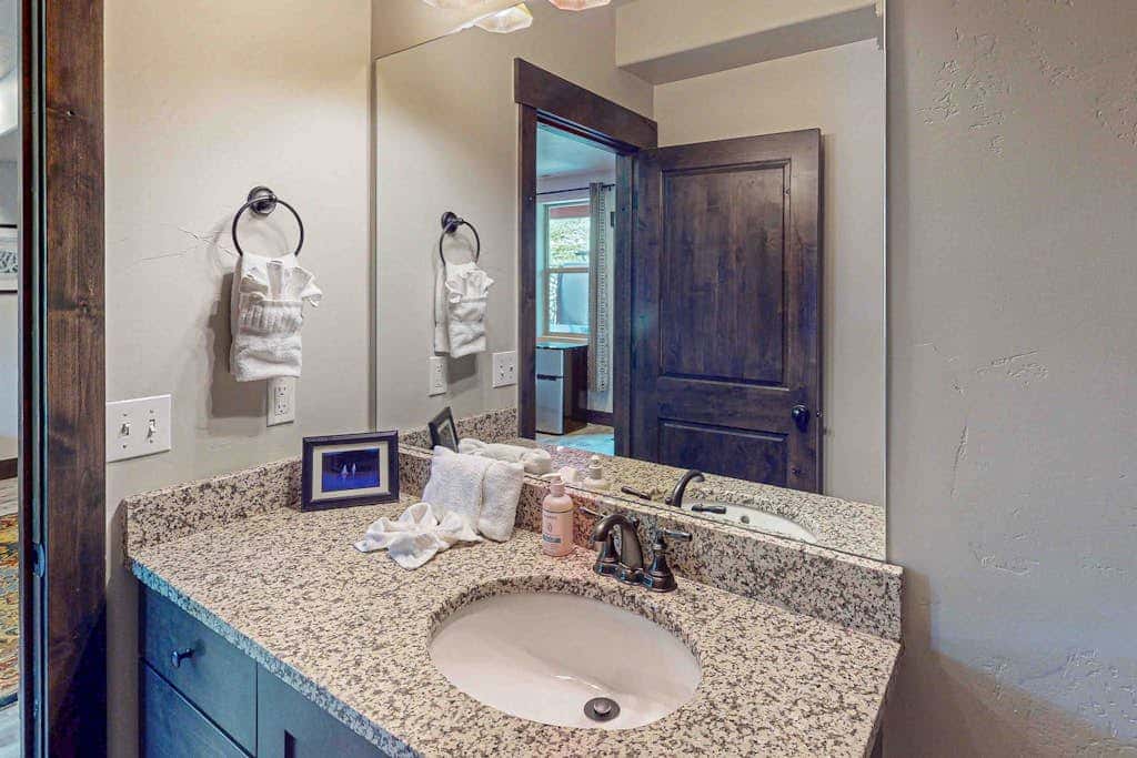 Spacious townhome with pool, private hot tub & clubhouse - Dog Friendly