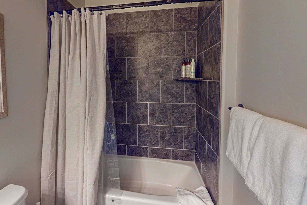 Spacious townhome with pool, private hot tub & clubhouse - Dog Friendly