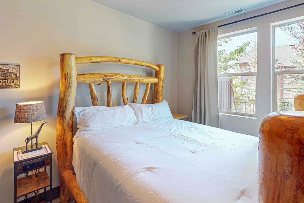 Spacious townhome with pool, private hot tub & clubhouse - Dog Friendly