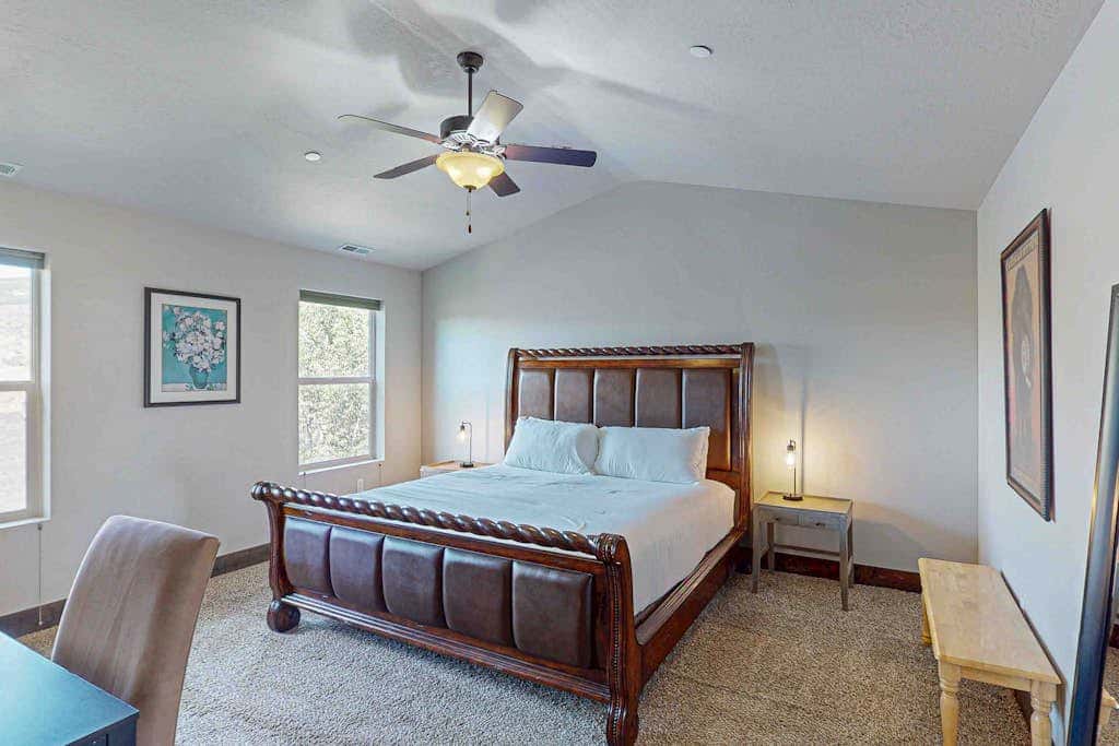 Spacious townhome with pool, private hot tub & clubhouse - Dog Friendly