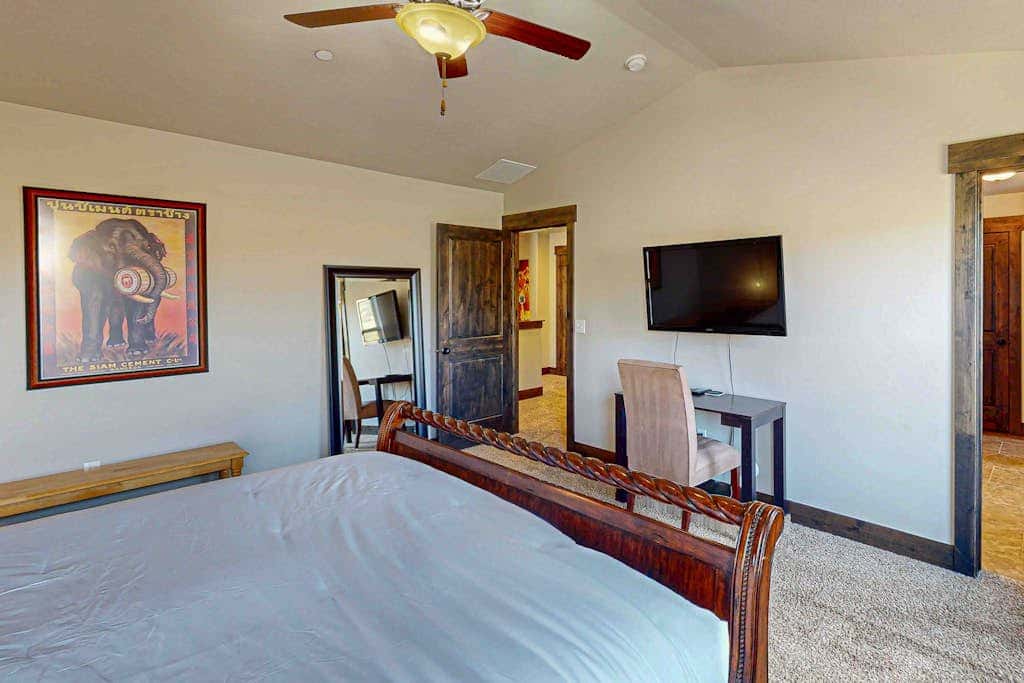 Spacious townhome with pool, private hot tub & clubhouse - Dog Friendly