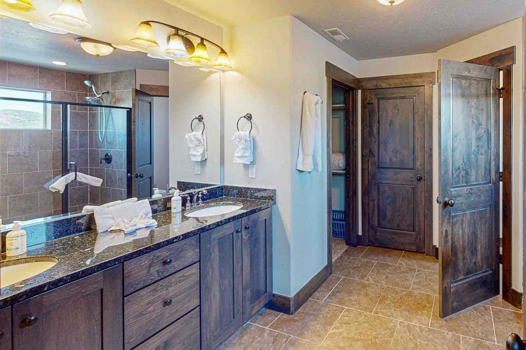 Spacious townhome with pool, private hot tub & clubhouse - Dog Friendly