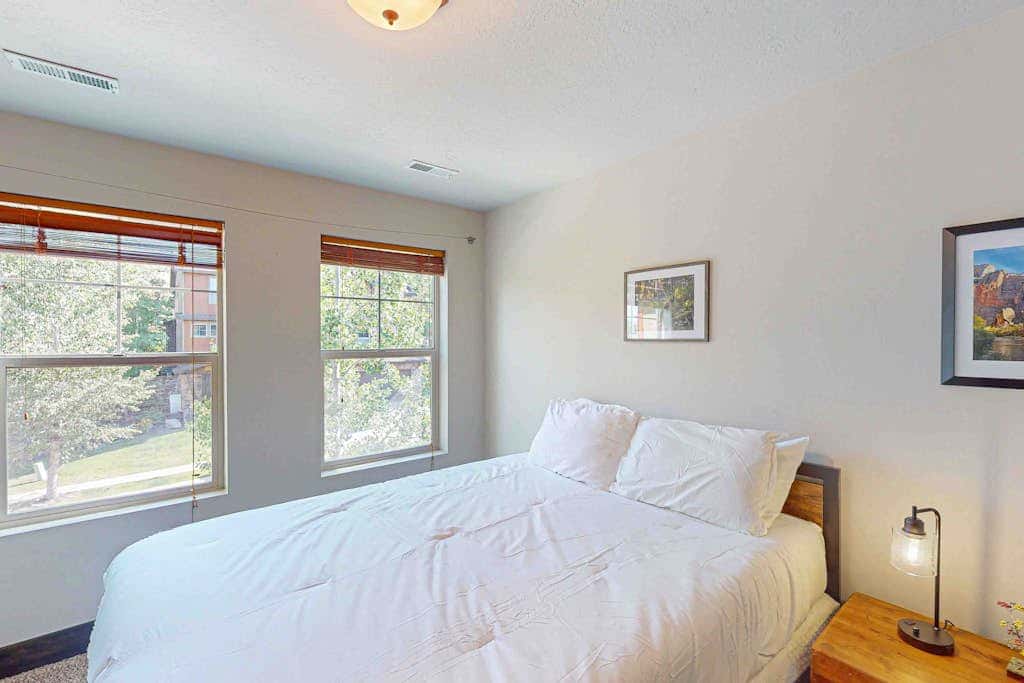 Spacious townhome with pool, private hot tub & clubhouse - Dog Friendly