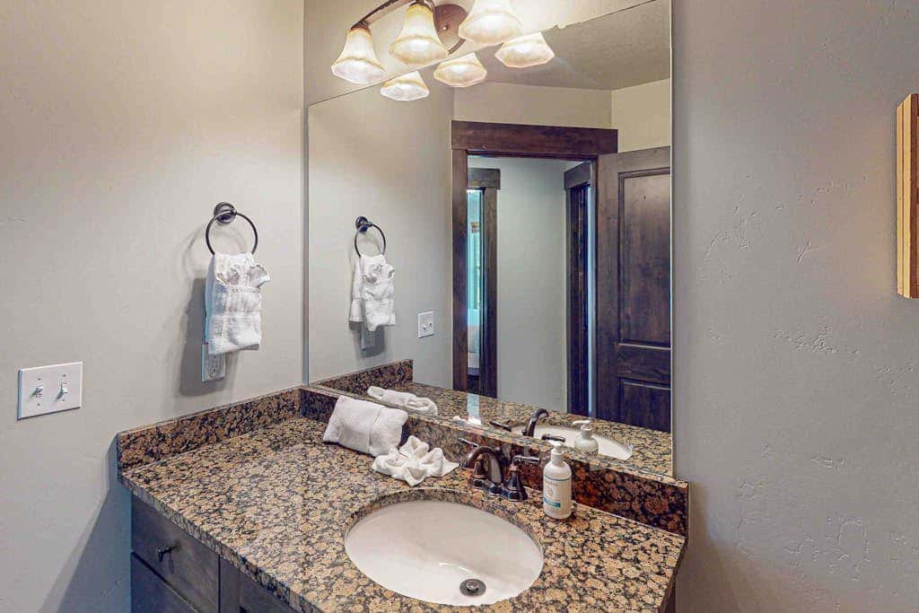 Spacious townhome with pool, private hot tub & clubhouse - Dog Friendly