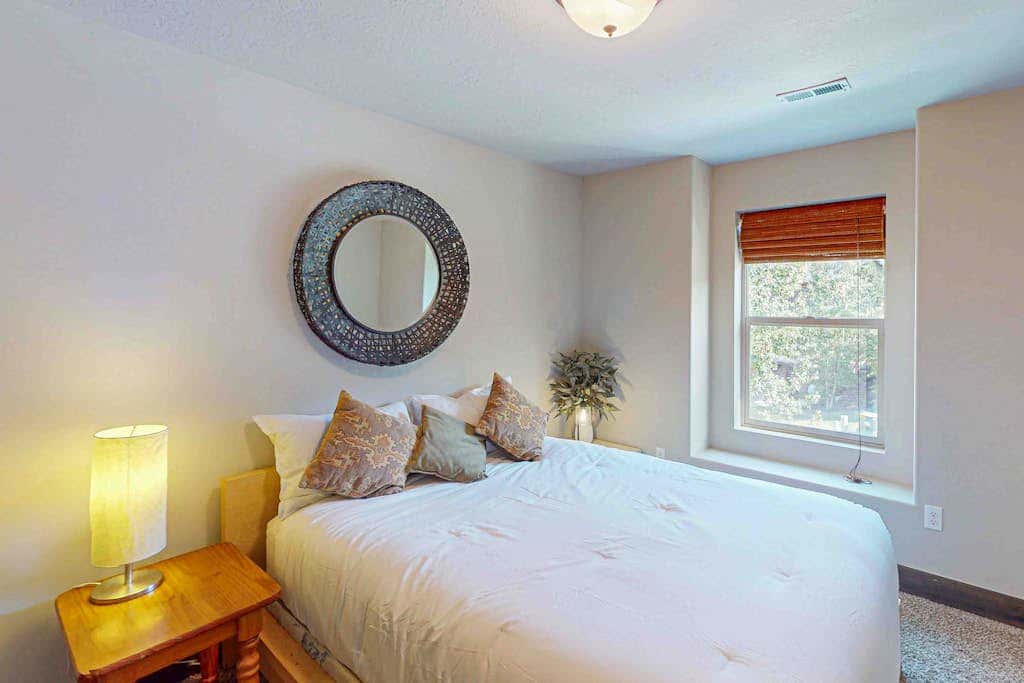 Spacious townhome with pool, private hot tub & clubhouse - Dog Friendly