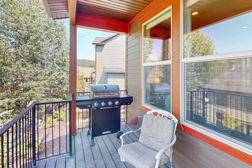 Spacious townhome with pool, private hot tub & clubhouse - Dog Friendly