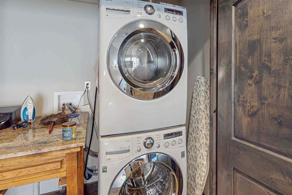 Spacious townhome with pool, private hot tub & clubhouse - Dog Friendly
