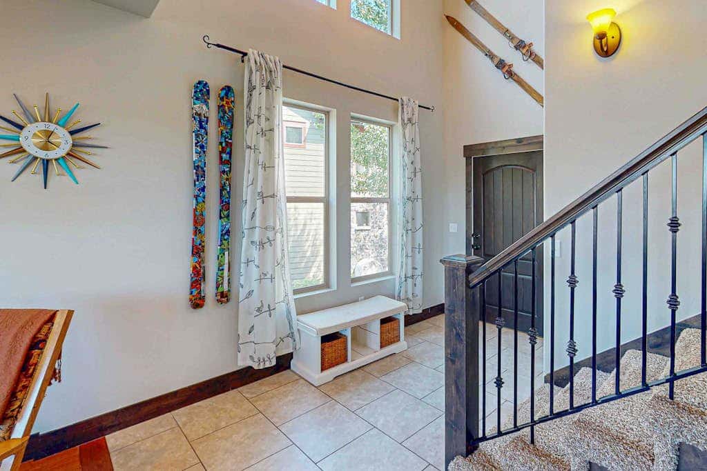 Spacious townhome with pool, private hot tub & clubhouse - Dog Friendly