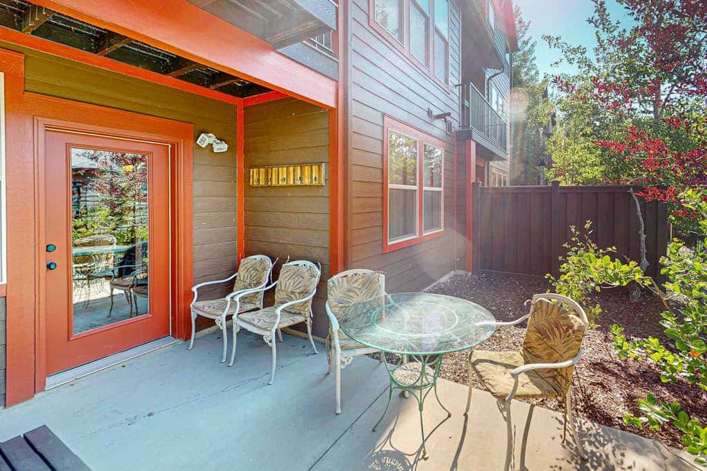 Spacious townhome with pool, private hot tub & clubhouse - Dog Friendly