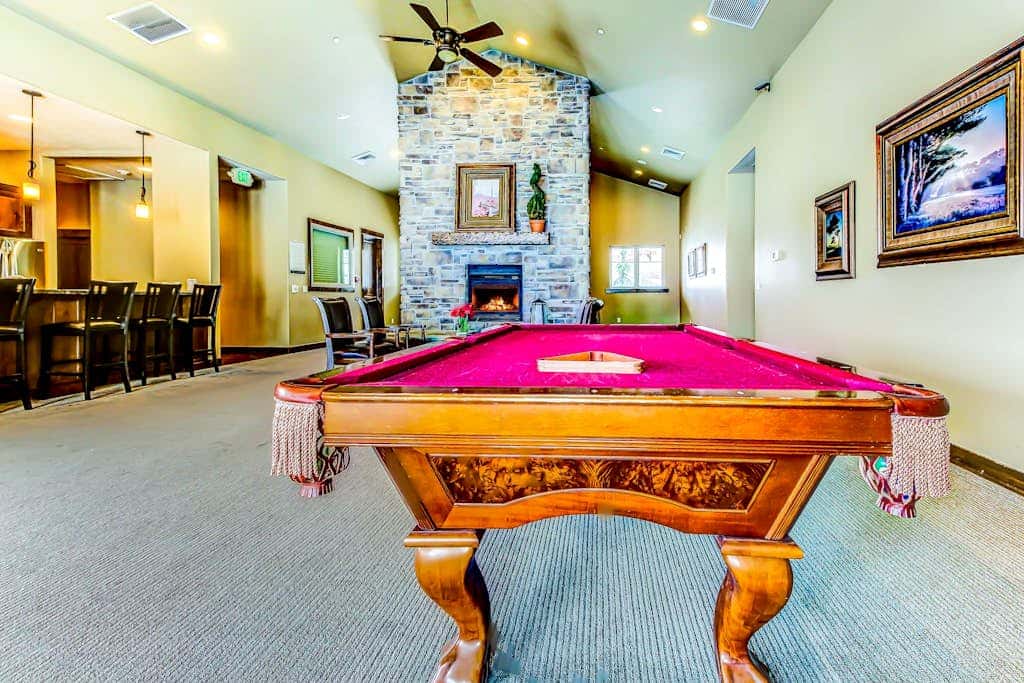 Spacious townhome with pool, private hot tub & clubhouse - Dog Friendly