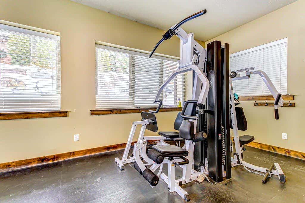 Spacious townhome with pool, private hot tub & clubhouse - Dog Friendly