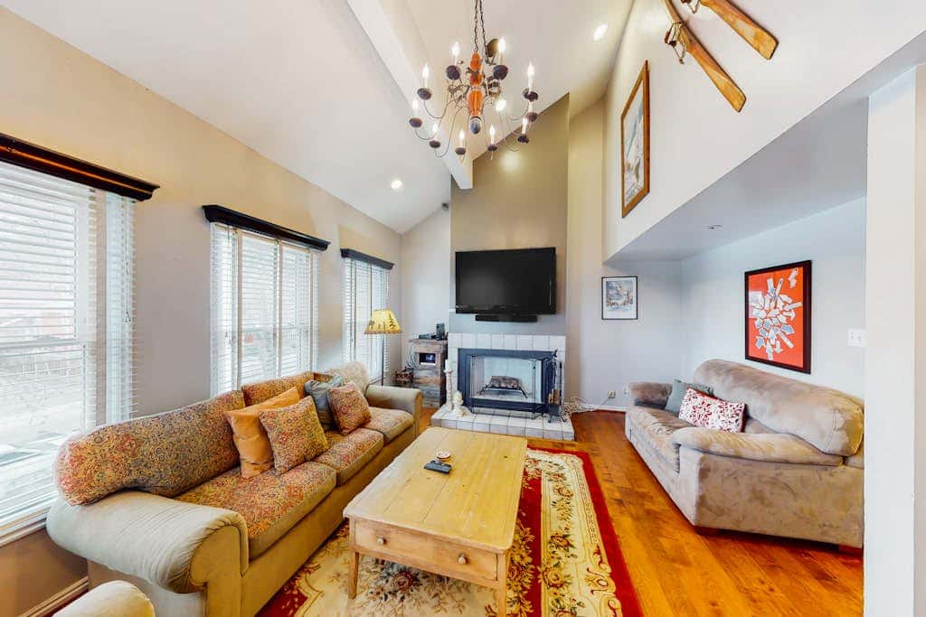 Superb, mountain-view condo with Pack-N-Play, full kitchen, TV, & washer & dryer