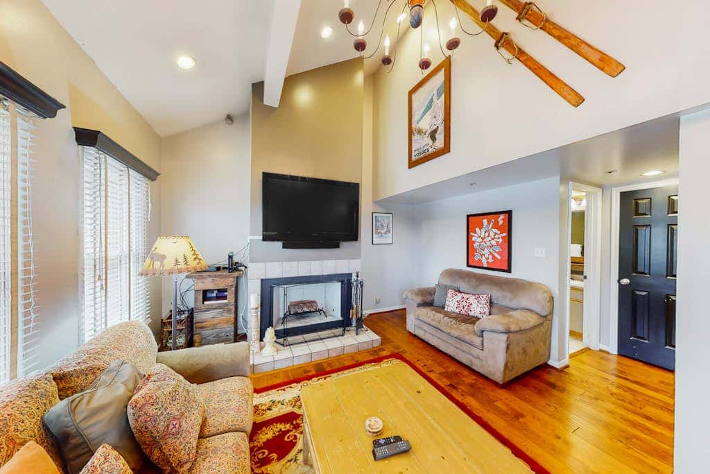 Superb, mountain-view condo with Pack-N-Play, full kitchen, TV, & washer & dryer
