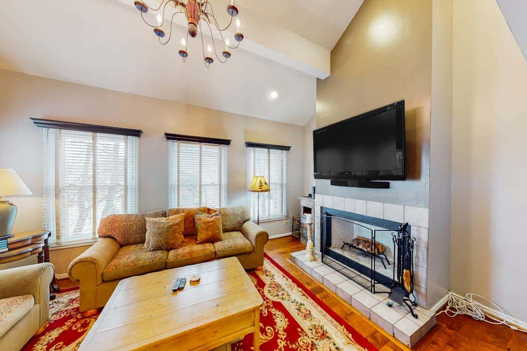 Superb, mountain-view condo with Pack-N-Play, full kitchen, TV, & washer & dryer