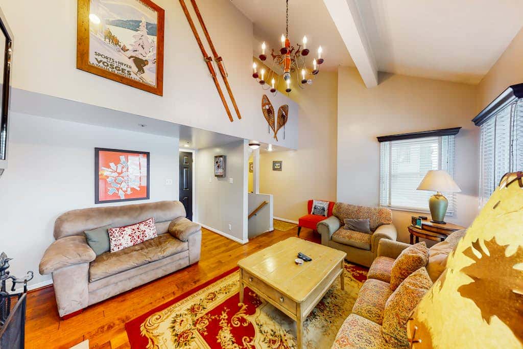 Superb, mountain-view condo with Pack-N-Play, full kitchen, TV, & washer & dryer
