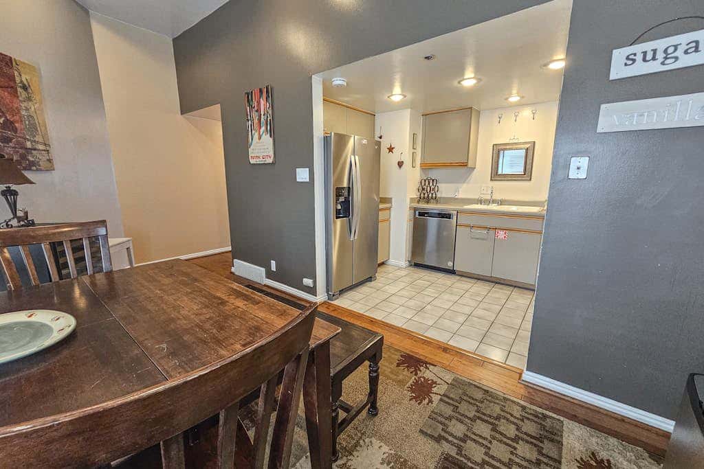 Superb, mountain-view condo with Pack-N-Play, full kitchen, TV, & washer & dryer
