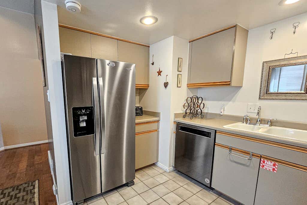 Superb, mountain-view condo with Pack-N-Play, full kitchen, TV, & washer & dryer