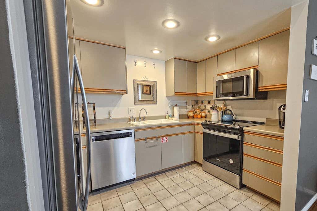 Superb, mountain-view condo with Pack-N-Play, full kitchen, TV, & washer & dryer
