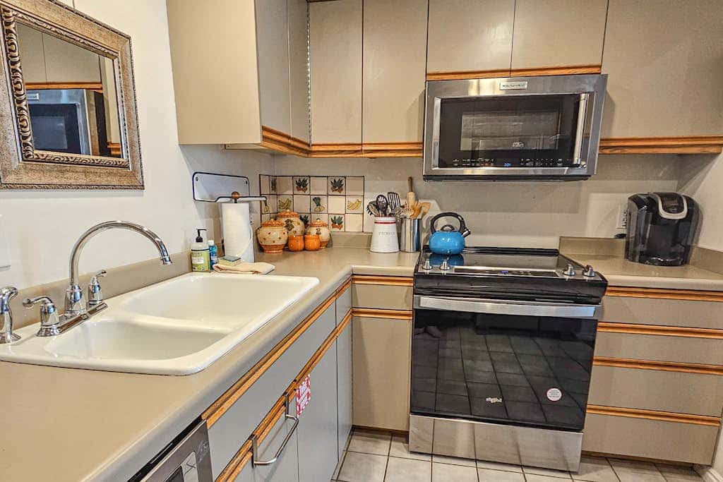 Superb, mountain-view condo with Pack-N-Play, full kitchen, TV, & washer & dryer