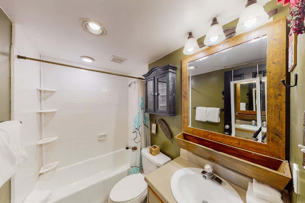 Superb, mountain-view condo with Pack-N-Play, full kitchen, TV, & washer & dryer